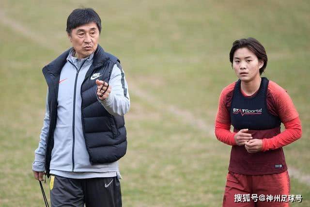 水晶宫计划引进费内巴切后卫奥斯特沃尔德以加强防线